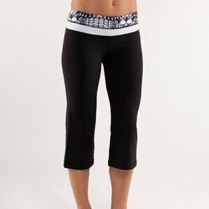 Lululemon Groove Crop Black / White Black Glacier Lace *Reversible Size 2